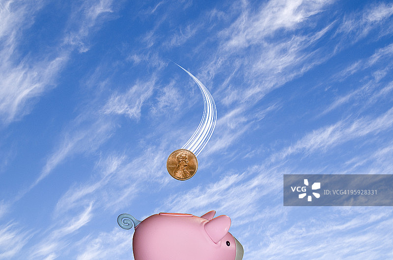 从蓝天落下的硬币图片素材