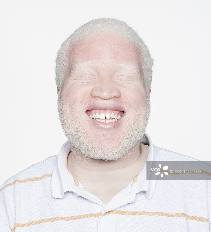 闭着眼睛微笑的男人图片素材