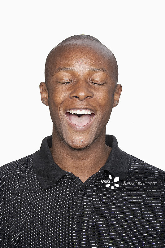 男人闭着眼睛大笑图片素材