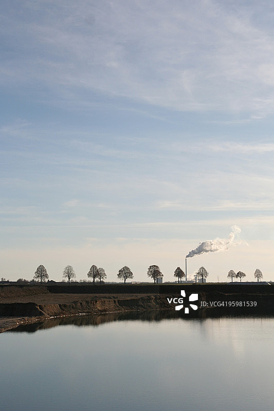 一排带烟囱的树木图片素材