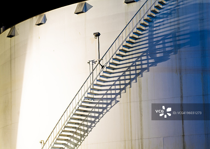 夜晚的储油罐图片素材