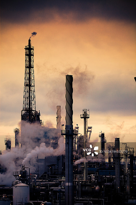 黎明的炼油厂图片素材