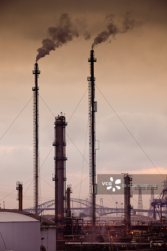 黎明的炼油厂图片素材