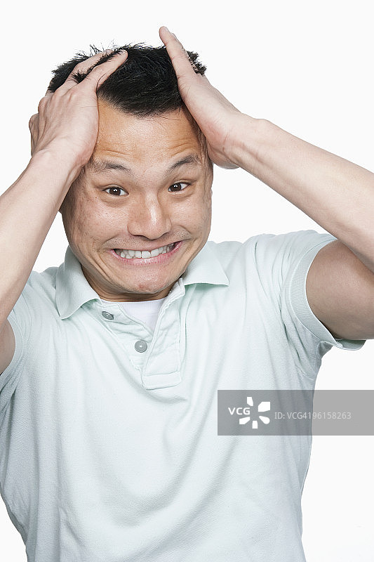愤怒的男人在拉扯头发图片素材
