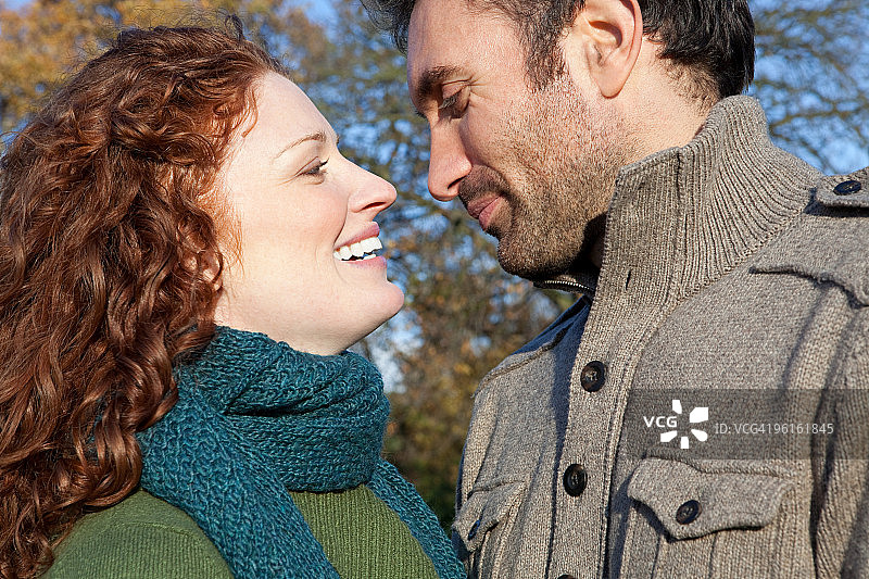 夫妇面对面微笑图片素材