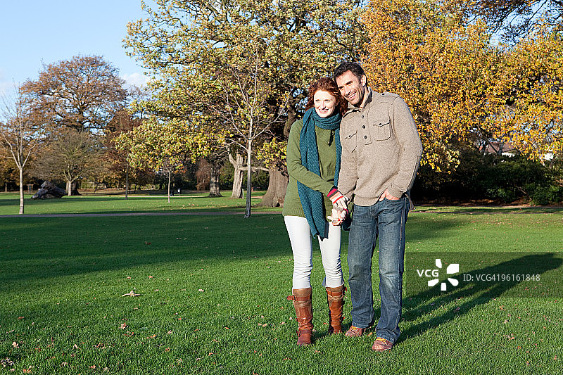 情侣在达利奇公园手牵手图片素材