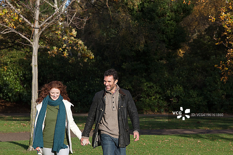 情侣在达利奇公园手牵手图片素材