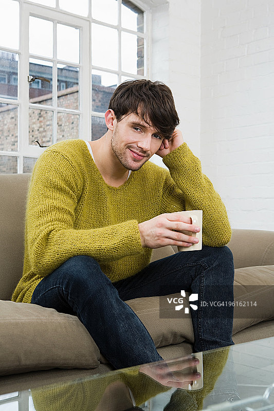 沙发上的年轻男人图片素材