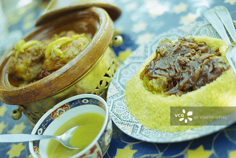 摩洛哥马拉喀什的传统美食：鸡肉塔吉锅和羊肉配库斯库斯图片素材
