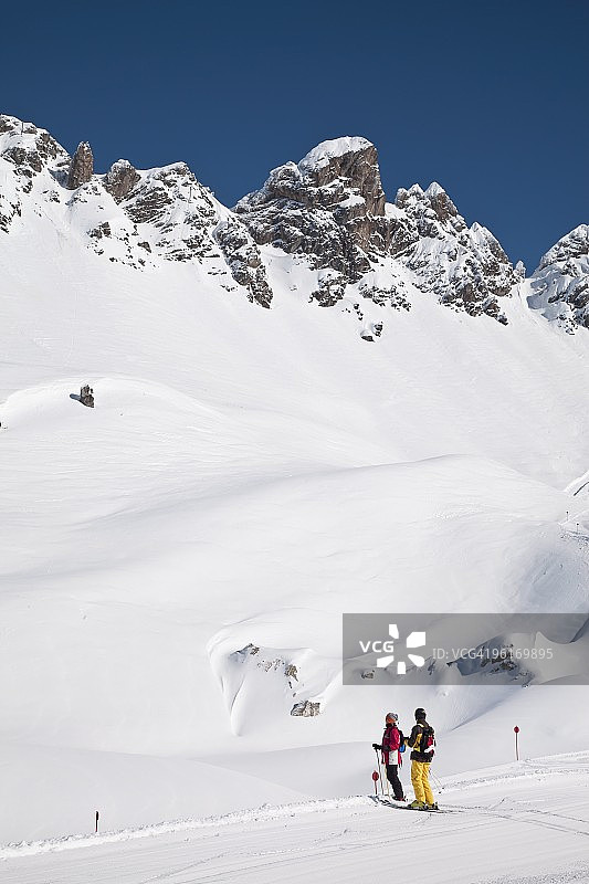 奥地利蒂罗尔阿尔贝格山圣安东，新整理的滑雪道图片素材
