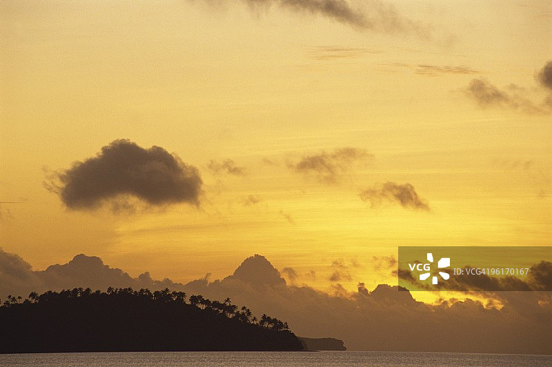 日落时分眺望汤加瓦瓦乌群岛的卡帕岛图片素材