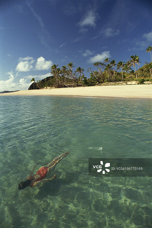 在斐济亚萨瓦岛水下游泳的女孩图片素材