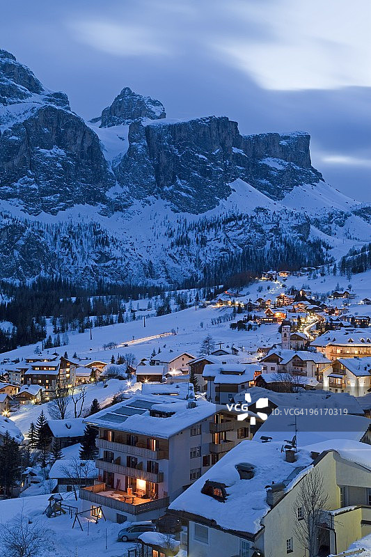 意大利多洛米蒂山脉科尔福斯科村的冬日雪景图片素材