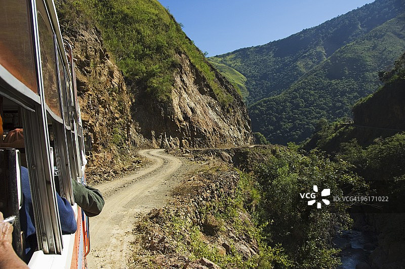 在菲律宾吕宋岛科迪勒拉山脉卡林加山区乘坐公共汽车的乘客图片素材
