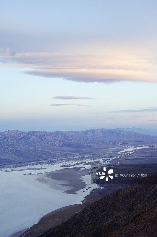 美国加利福尼亚州死亡谷国家公园恶水盆地和帕纳明特山脉的日出图片素材