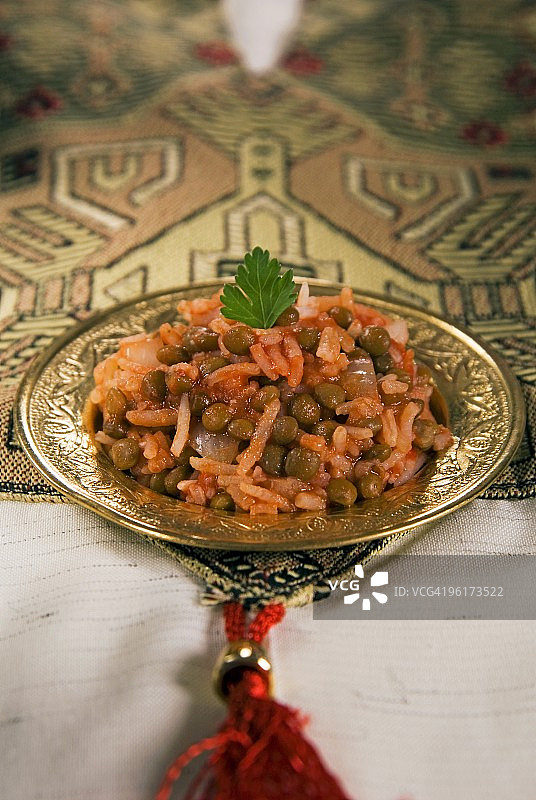 埃及美食：库莎丽，扁豆，米饭和西红柿图片素材
