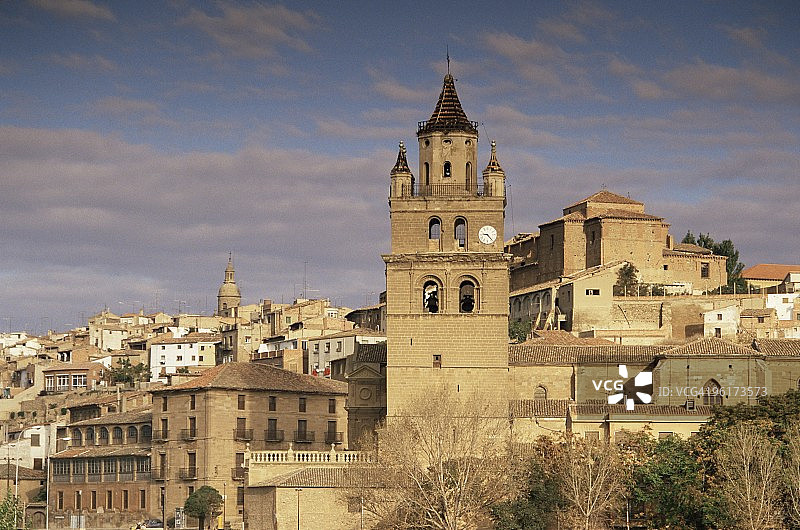 拉卡拉奥拉的教堂和房屋，西班牙图片素材