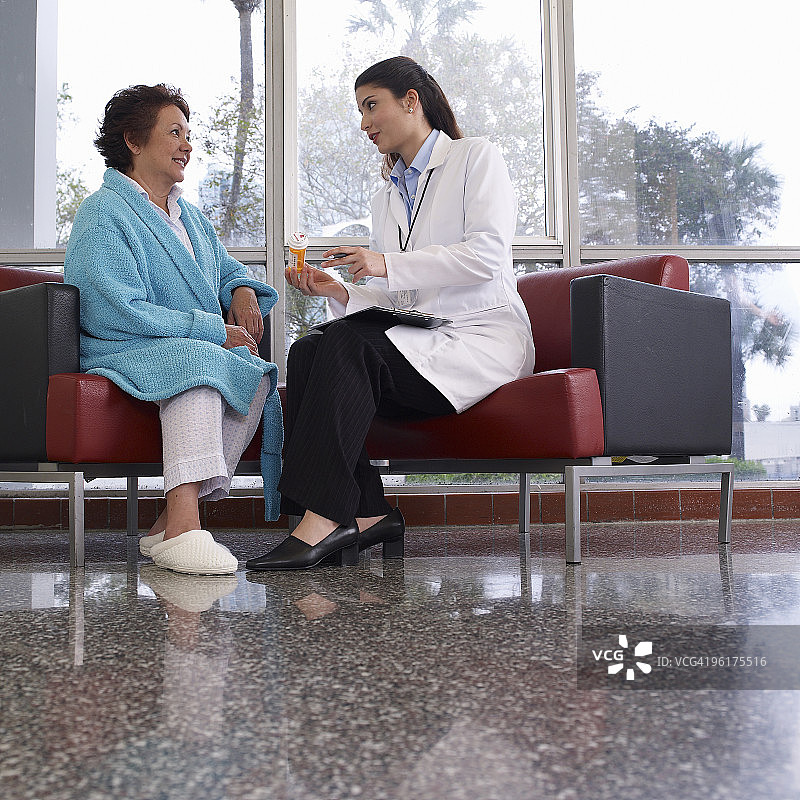 医生与病人讨论药物治疗图片素材