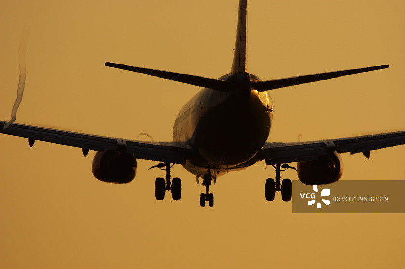 日出时分的商用客机轮廓图片素材