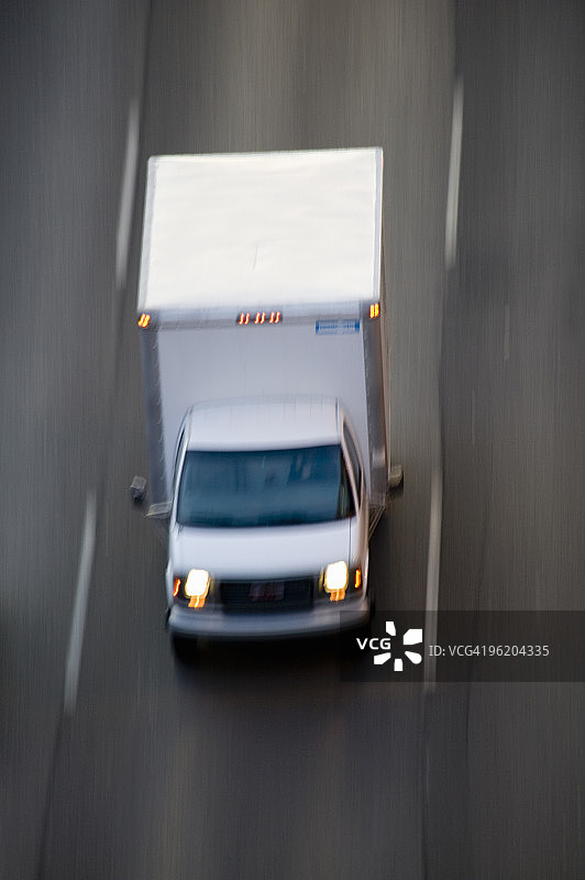 高速公路上的搬家货车，模糊运动图片素材