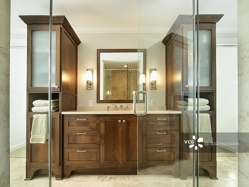 透过玻璃淋浴门看浴室柜图片素材