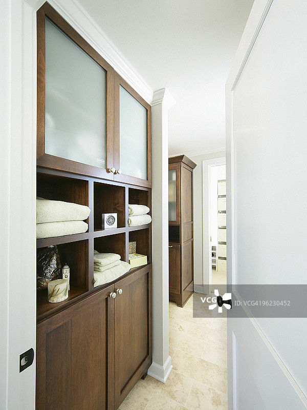 通往浴室的门图片素材