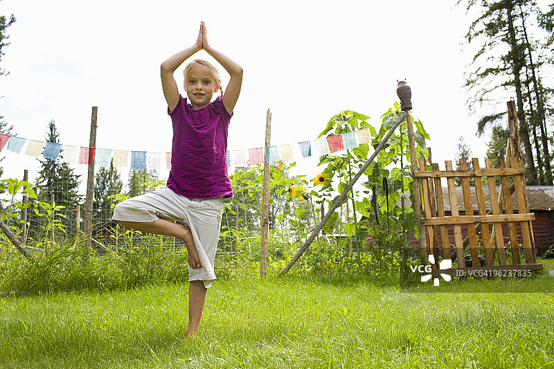 女孩在后院做瑜伽图片素材