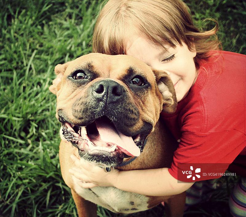 小女孩拥抱快乐的小狗图片素材