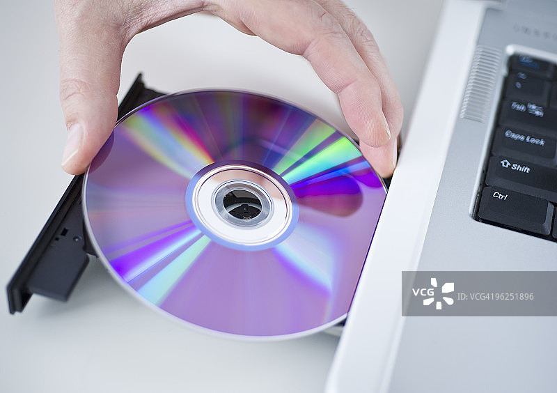 将CD放入笔记本电脑图片素材