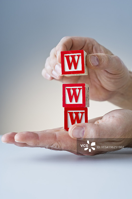 手持带有WWW的方块图片素材
