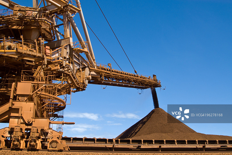铁矿场内的堆垛机与堆料图片素材