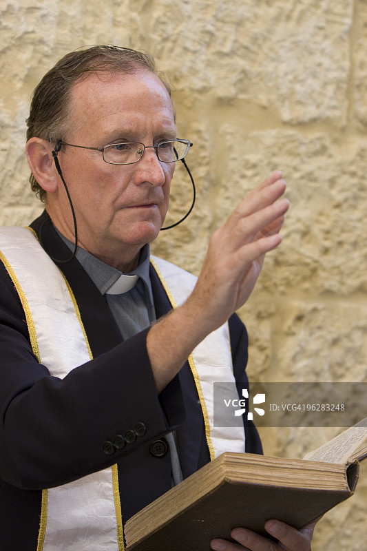 牧师与《圣经》图片素材