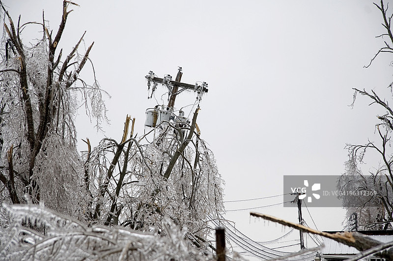 冰冷的电线杆倒塌图片素材