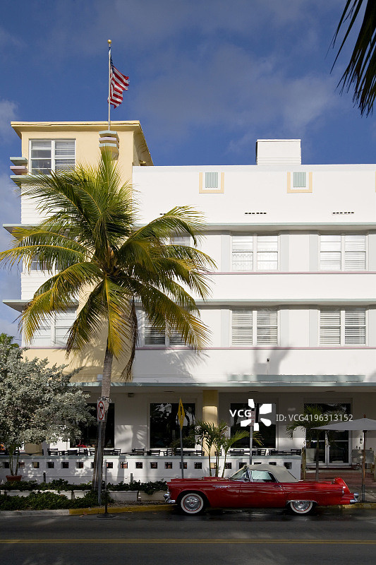 海洋大道上的经典汽车图片素材