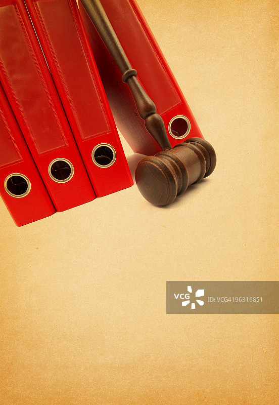 环形活页夹与法槌图片素材