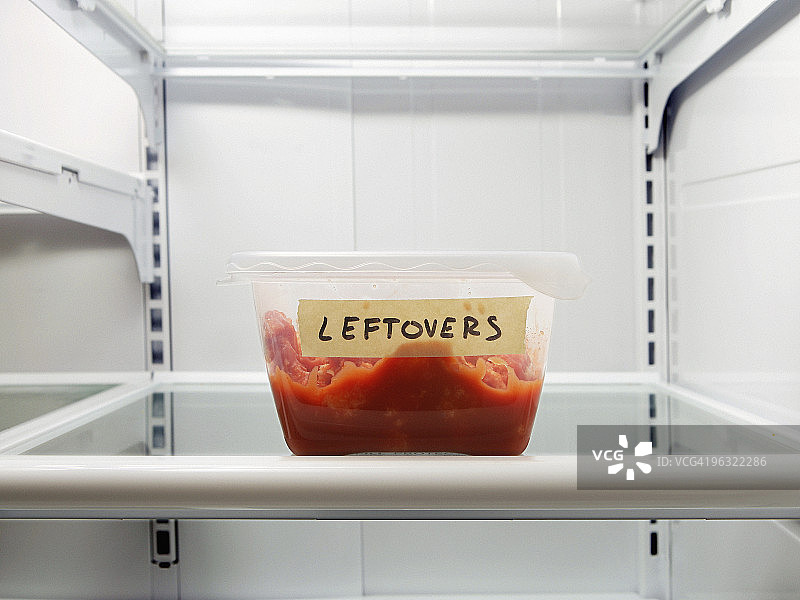 冰箱隔板上的单个剩余容器图片素材