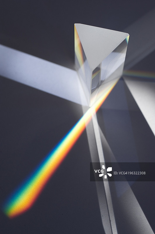 棱镜将光线分成光谱图片素材