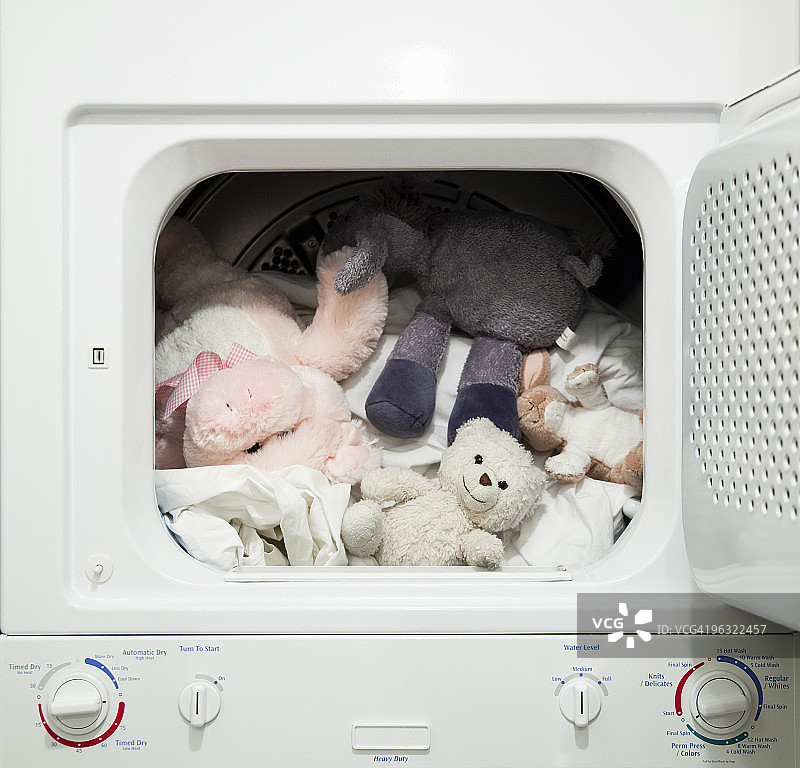 洗衣机里的毛绒玩具图片素材