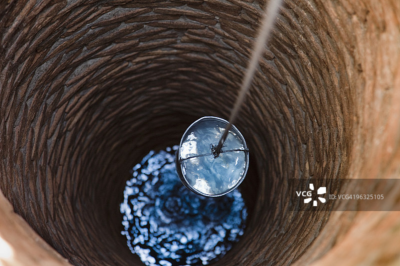 从井中吊起的水桶图片素材