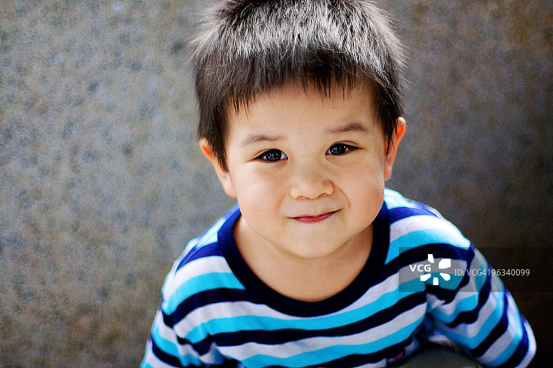 小男孩抬头微笑图片素材