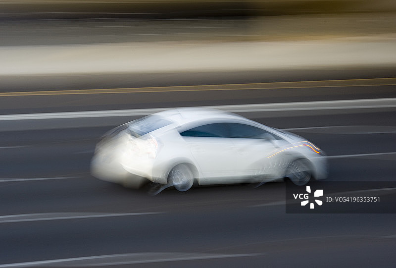 高速公路上的经济型轿车，模糊运动图片素材