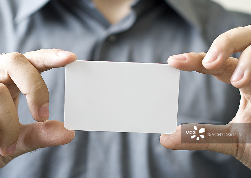 男人拿着空白卡片图片素材