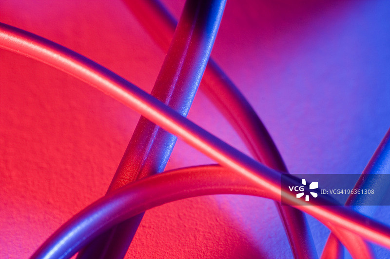 蓝色和红色电脑电缆特写图片素材