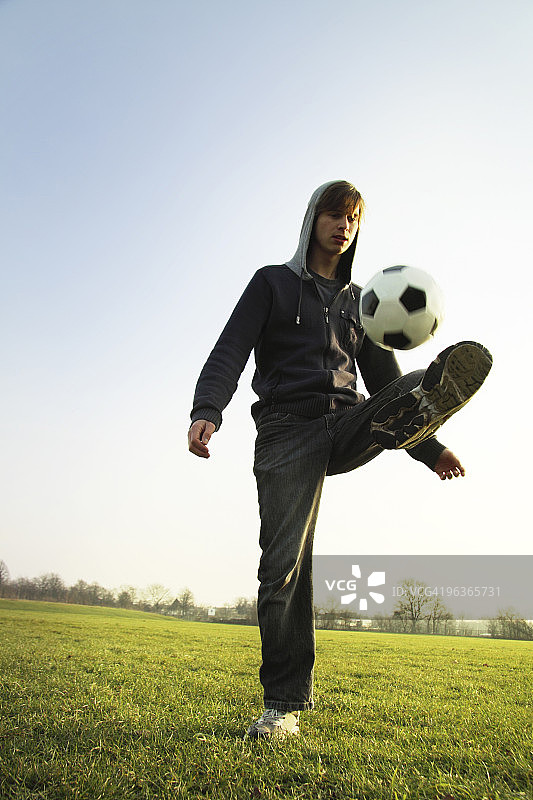 练习足球技巧的年轻男子图片素材