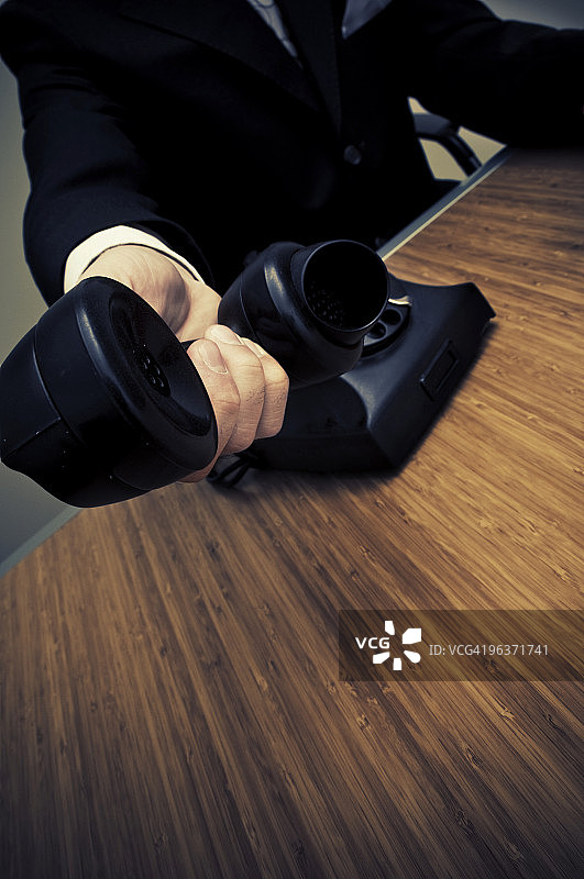 商人和复古电话图片素材