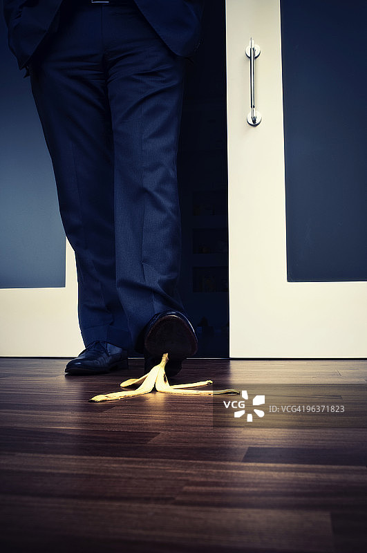 男人踩到香蕉皮滑倒图片素材