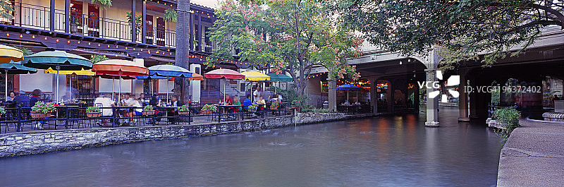 河畔餐厅图片素材