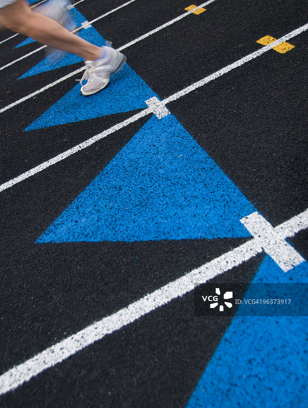 黑色跑道上的跑者图片素材