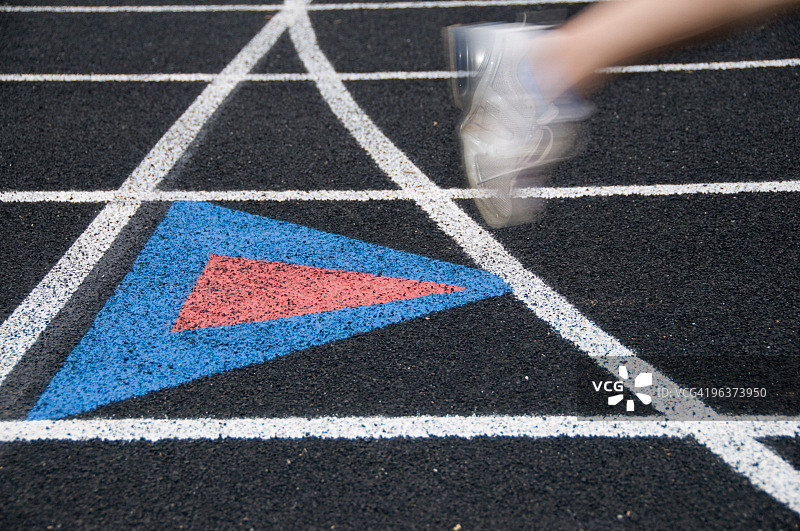 黑色跑道上的跑者图片素材