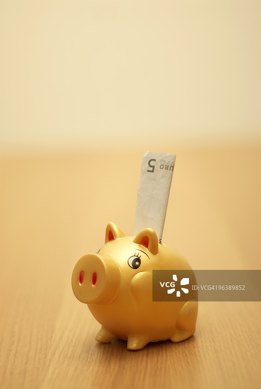 带纸条的小猪存钱罐图片素材